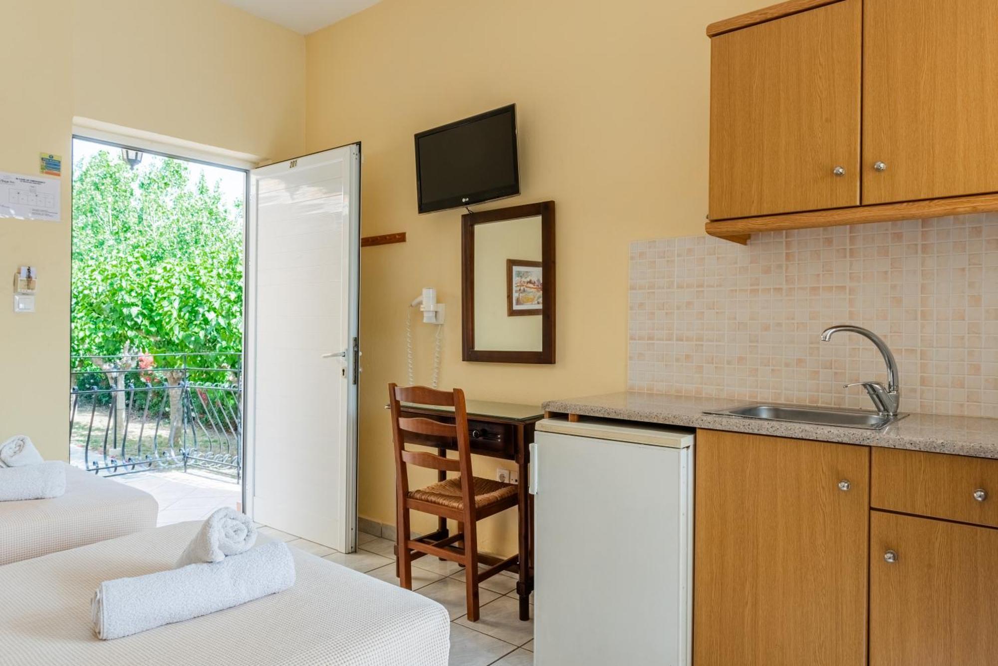Village Inn Studios & Family Apartments Laganas Bagian luar foto