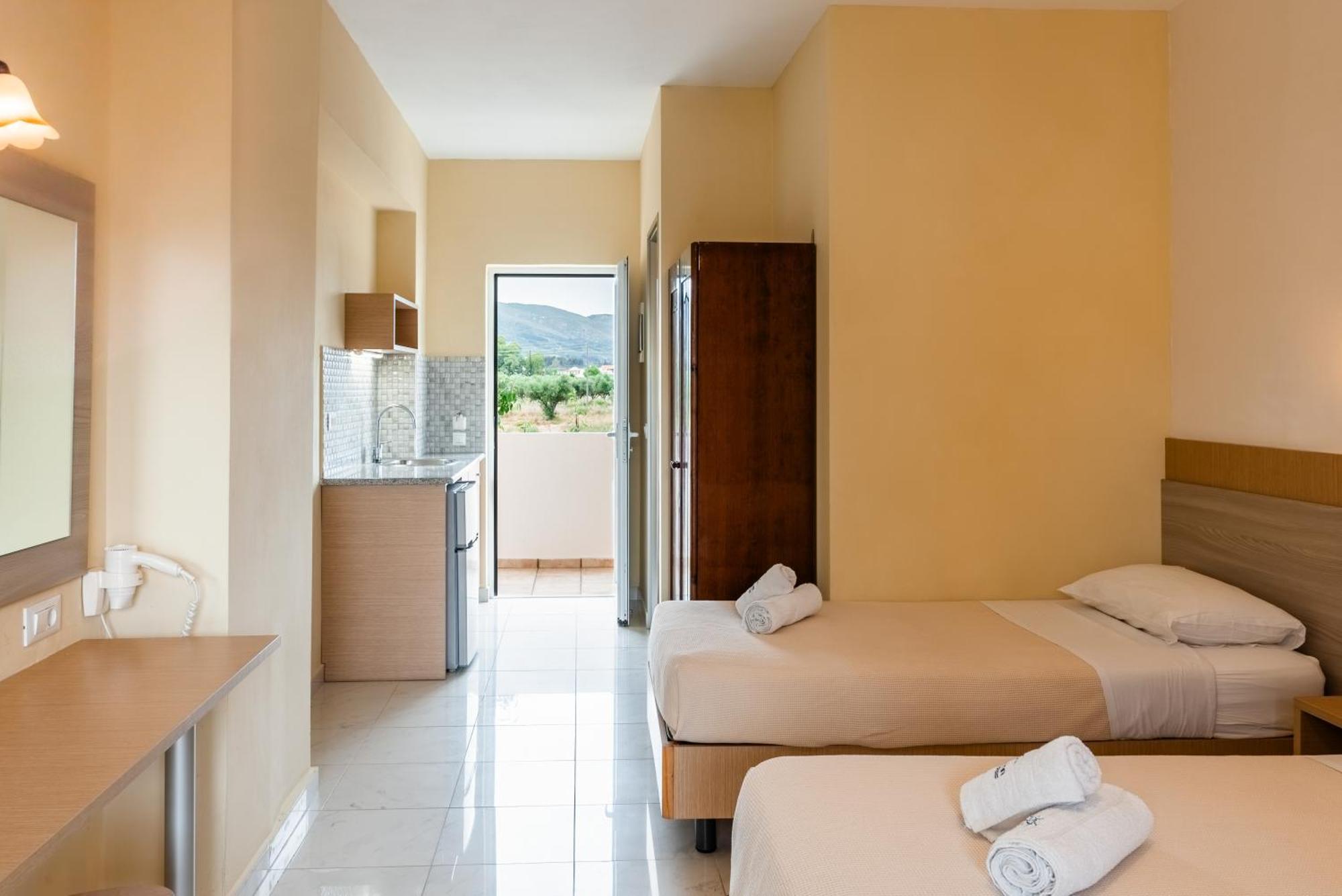 Village Inn Studios & Family Apartments Laganas Bagian luar foto